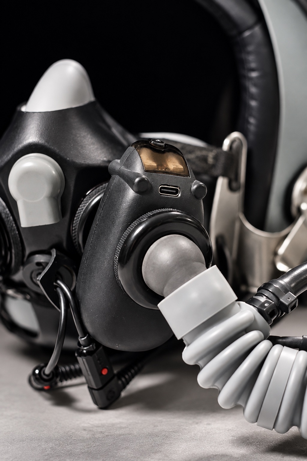HypoGuard™ sensor fitted between the oxygen mask and supply hose